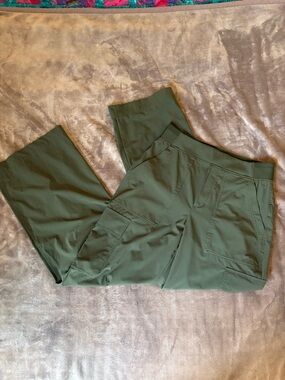 Like New Athleta Brooklyn Heights High Rise Cargo Pant Aspen Olive 2